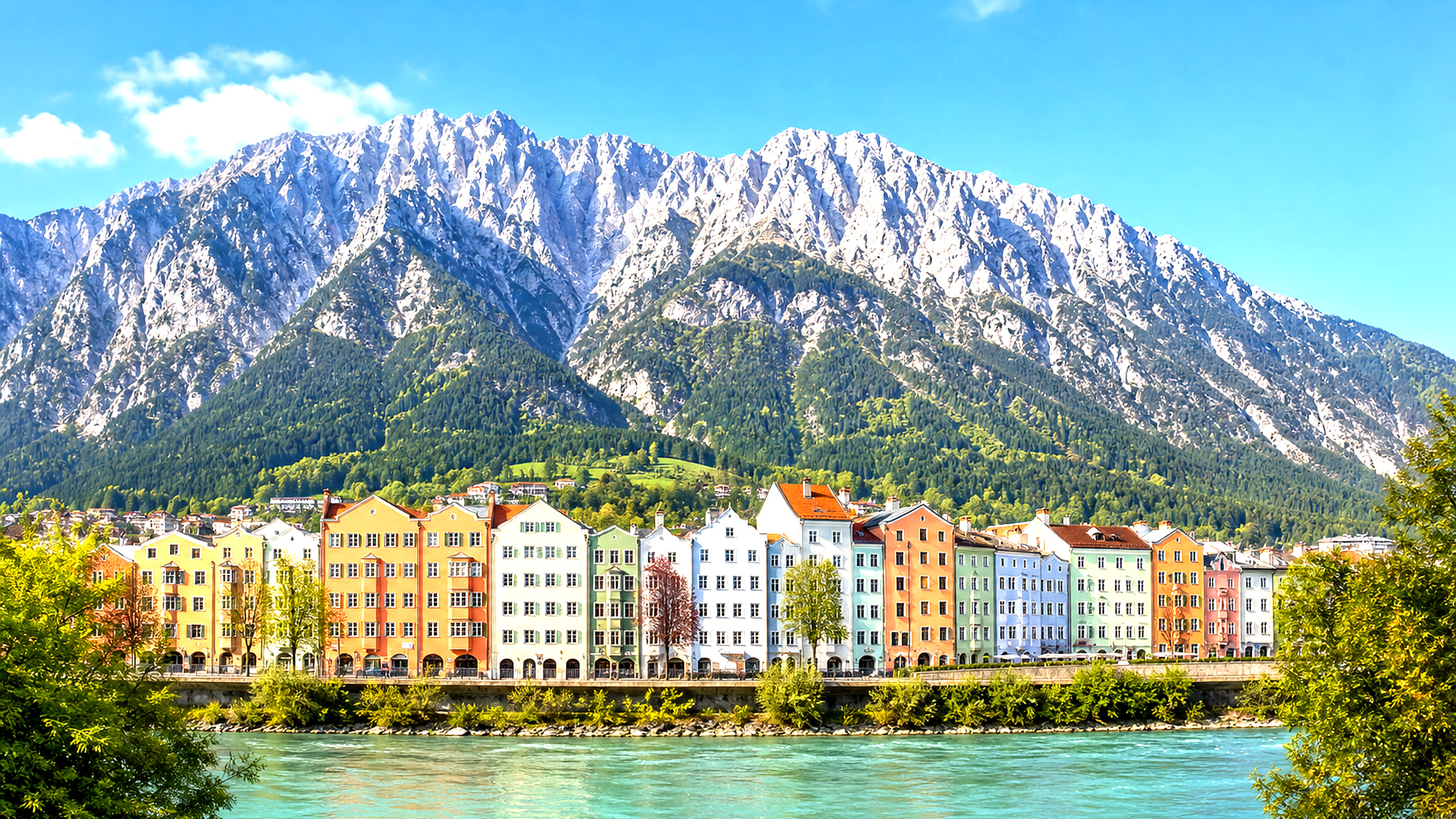 Breiter Blick auf Innsbrucker Wohnviertel vor der Bergkulisse